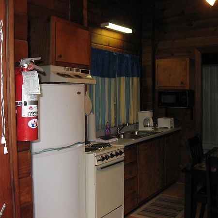 Forest Lake Camping Resort Lakefront Cabin 8 Advance ภายนอก รูปภาพ