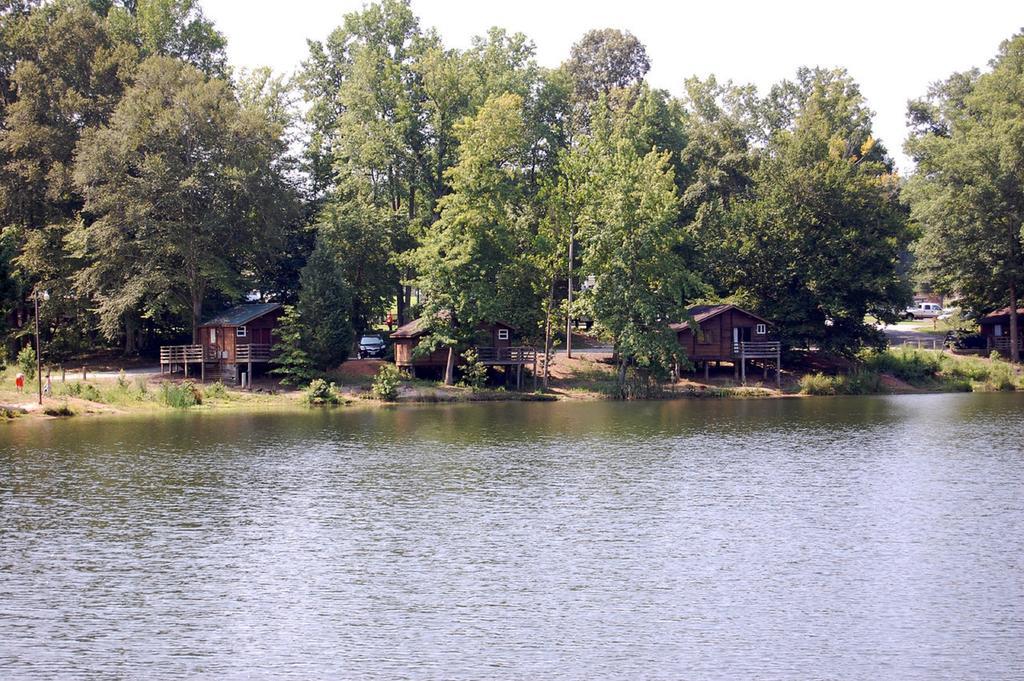 Forest Lake Camping Resort Lakefront Cabin 8 Advance ภายนอก รูปภาพ