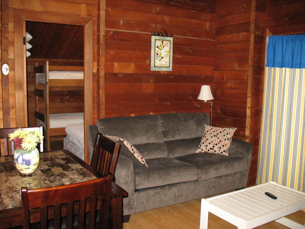 Forest Lake Camping Resort Lakefront Cabin 8 Advance ภายนอก รูปภาพ